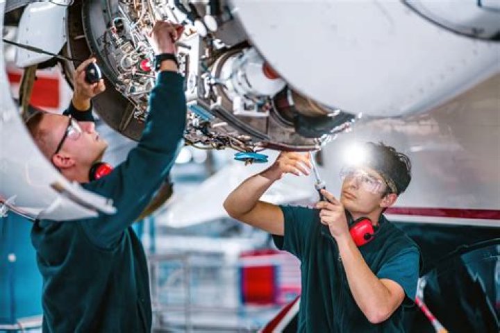 Can aircraft mechanic become pilot?