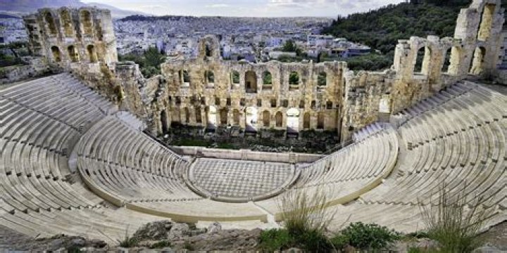 Did theatre have scenery?