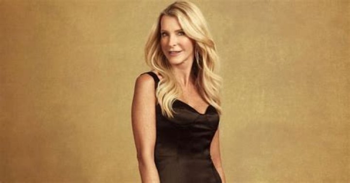 Does joan get married in girlfriends?