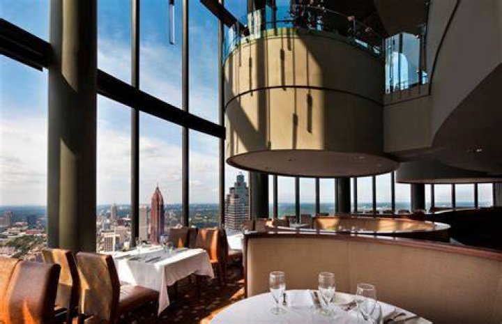 Does the sundial restaurant still rotate?