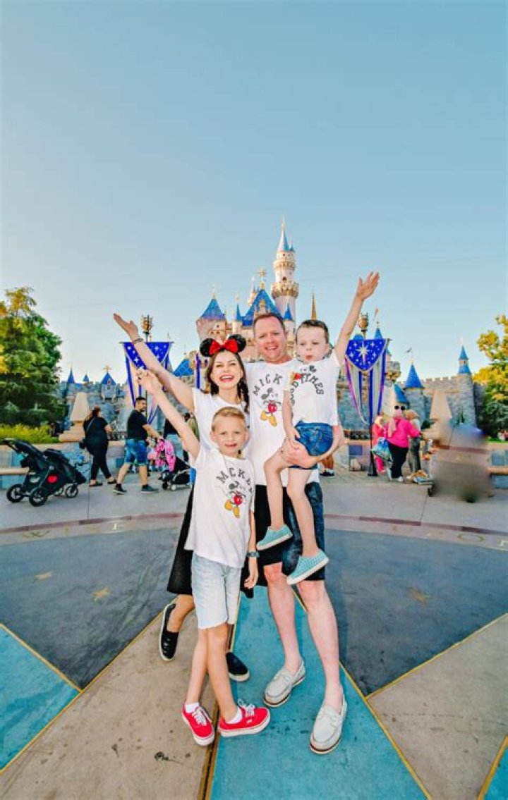 Should i wear a dress to disneyland?