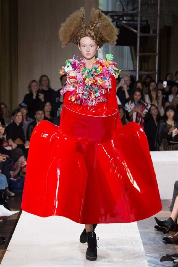 What is avant garde fashion?