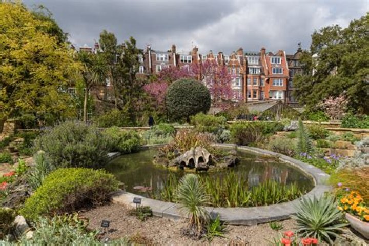 Where is chelsea physic garden?