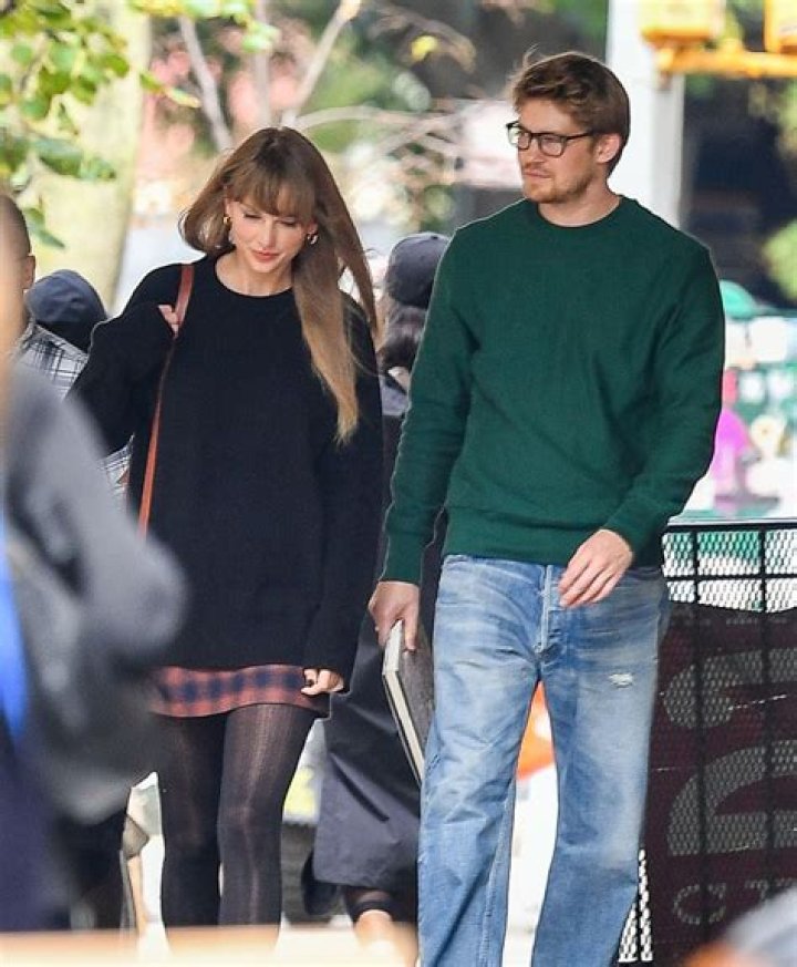 Whos taylor swift dating?